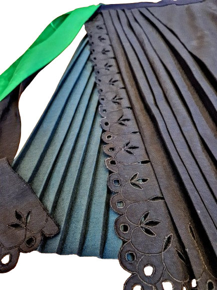 Skladaná sukňa s čiernou skladanou zásterou