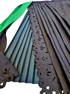 Skladaná sukňa s čiernou skladanou zásterou