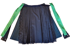 Skladaná sukňa s čiernou skladanou zásterou