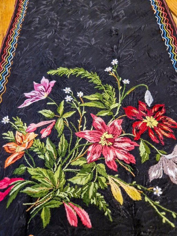 Šurc vyšívaný Šumiac